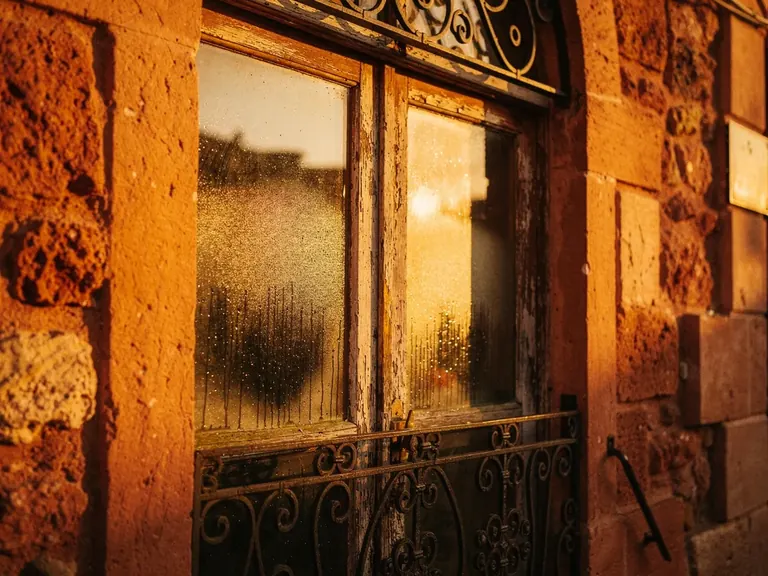 Fenêtre ancienne embuée entre les deux vitres, à contre-jour