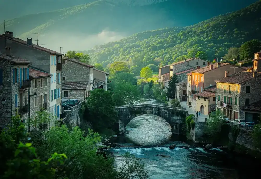Petite ville catalane du Vallespir dans une vallée verte avec un pont ancien